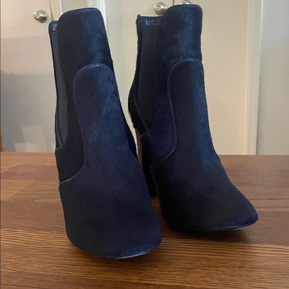 Tory Burch Theodora Navy Heeled Ankle Boots with Gold Dragonfly detail Size 7.5 - Picture 5 of 9